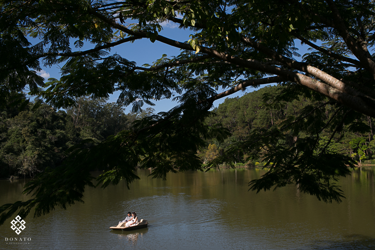 noivos passeiam de pedalinho no lago do recanto santa barbara-sp.