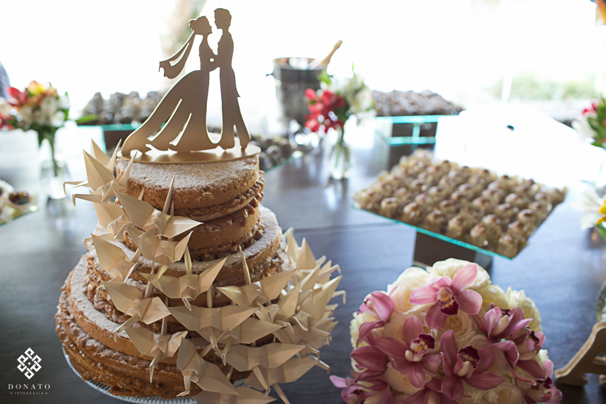detalhes feitos em origami na decoração do bolo da festa.