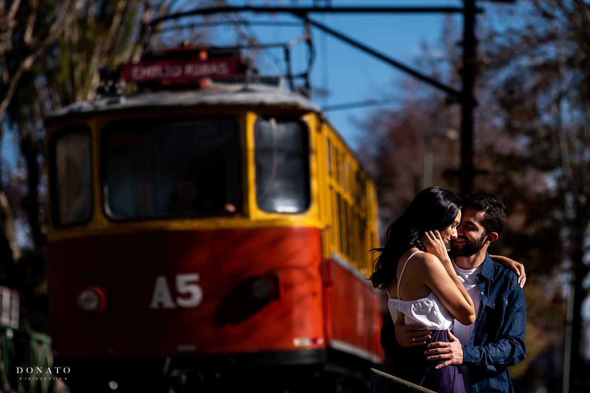 foto em frente ao trem de campos do jordão, foto feita no pre wedding de campos.