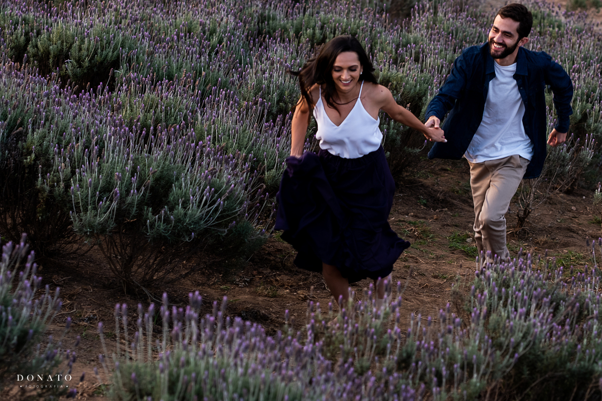 Casal de noivos correm entre a plantação de lavanda de campos do jordão-SP.
