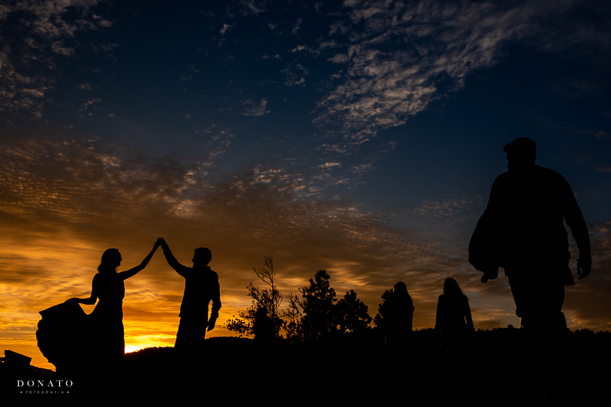 Noivos dançam ao por do sol de campos do jordão-sp.