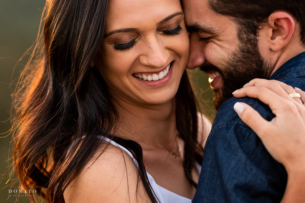 Casal se abraça gostoso em frente ao por do sol de Campos do Jordão.