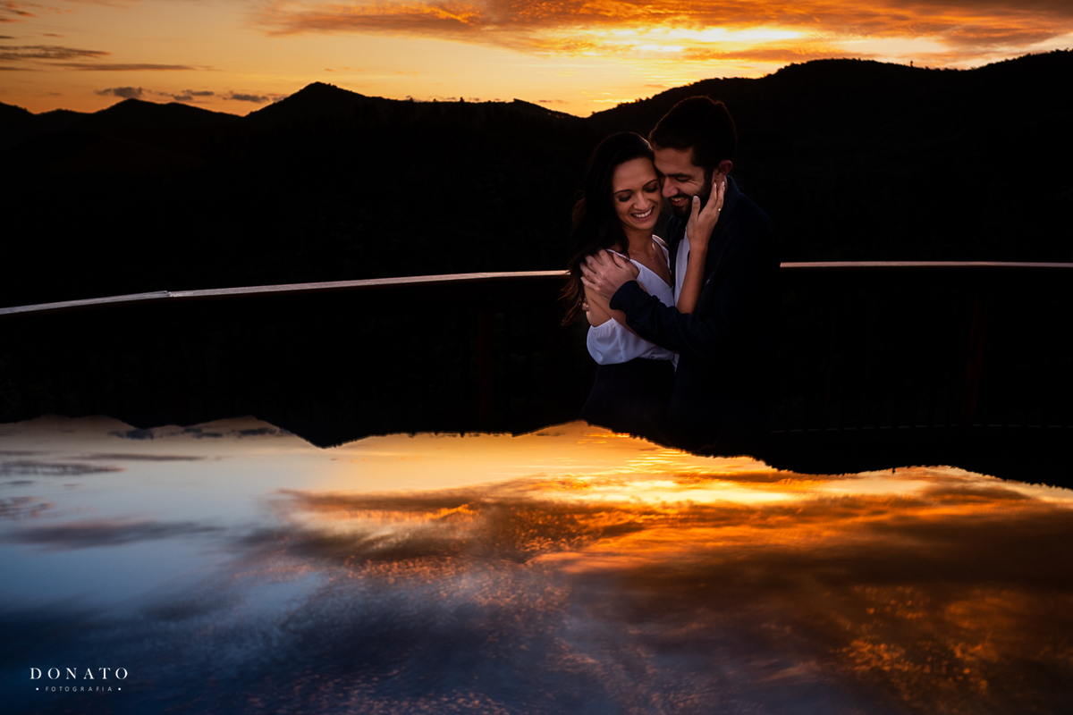 Imagem do por do sol de campos, com casal de noivos.