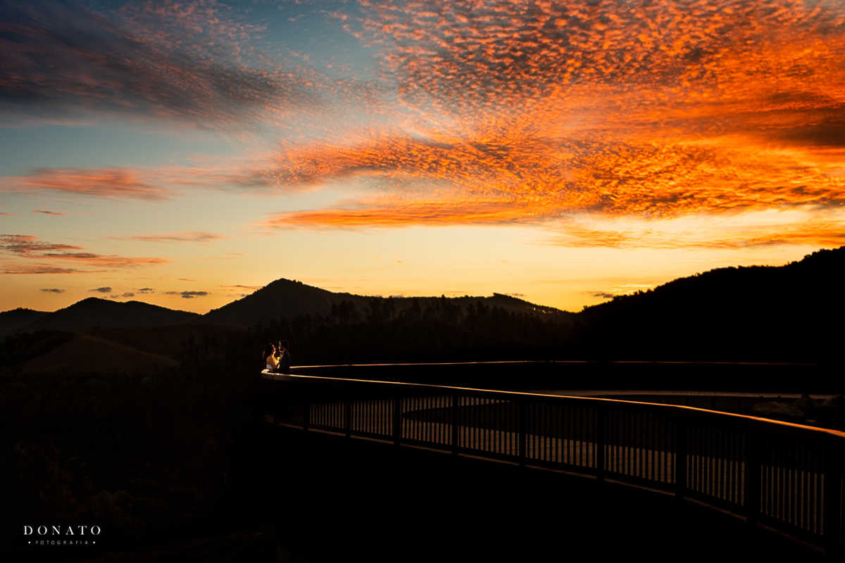 Casal namora ao por do sol de campos do jordão - SP.