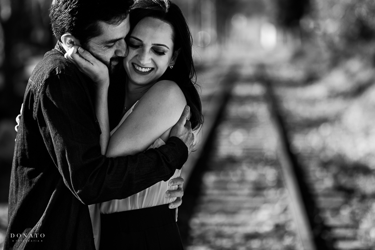 Retrato do casal no ensaio fotográfico em campos do jordão, a foto feita na linha do trem de campos.