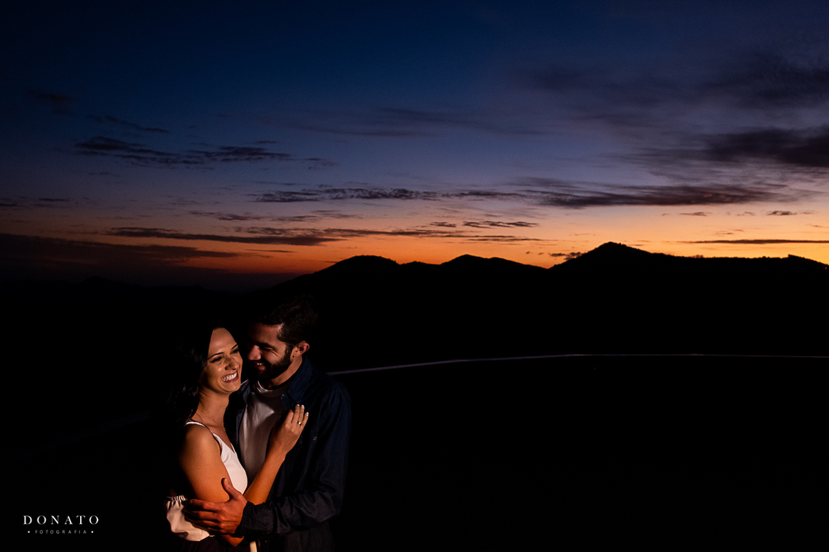 Noivos no por do sol de campos do jordão - SP.