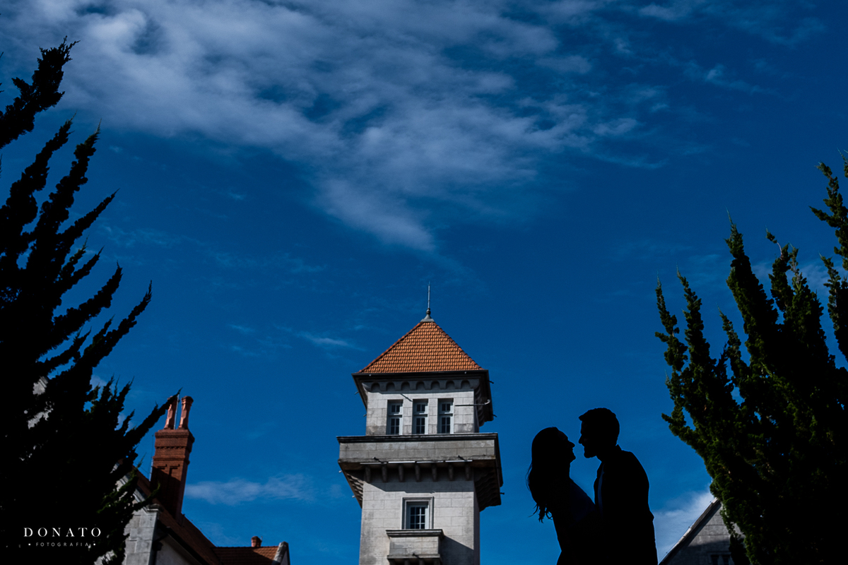 Foto do casal na frente do palácio do governo em campos do jordão.