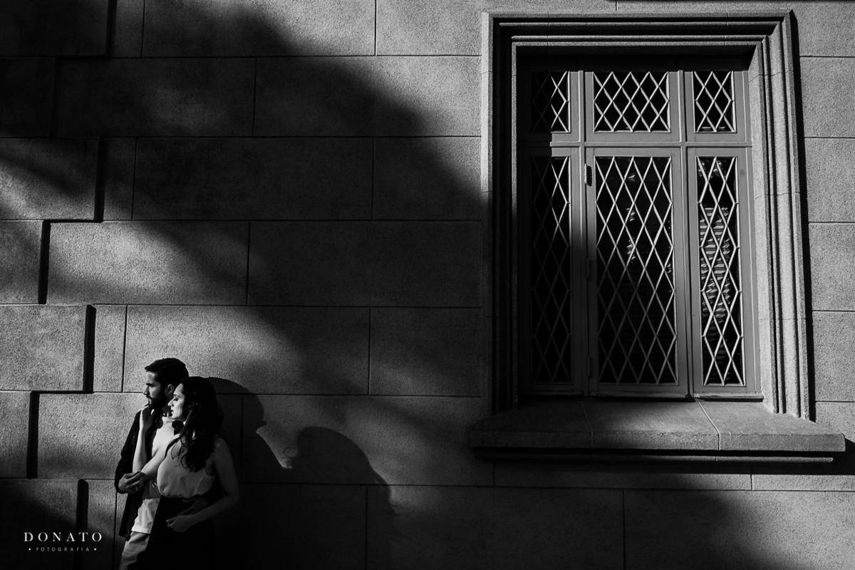 Casal entre sombras no palacio do governo de campos do jordão sp.