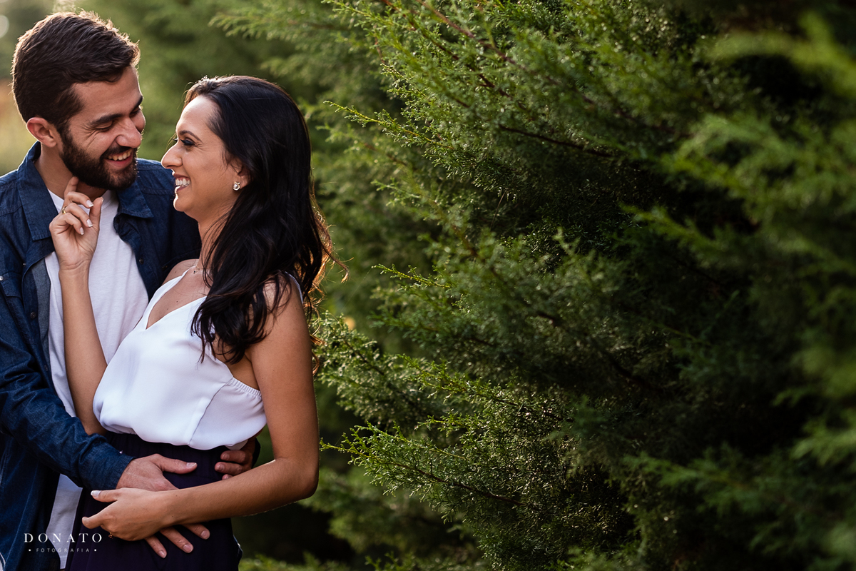 Casal se diverte nas folhagens tipica de campos do jordão - SP.