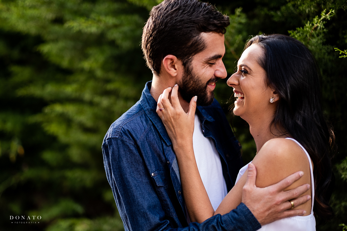 Casal nas folhagens de campos.