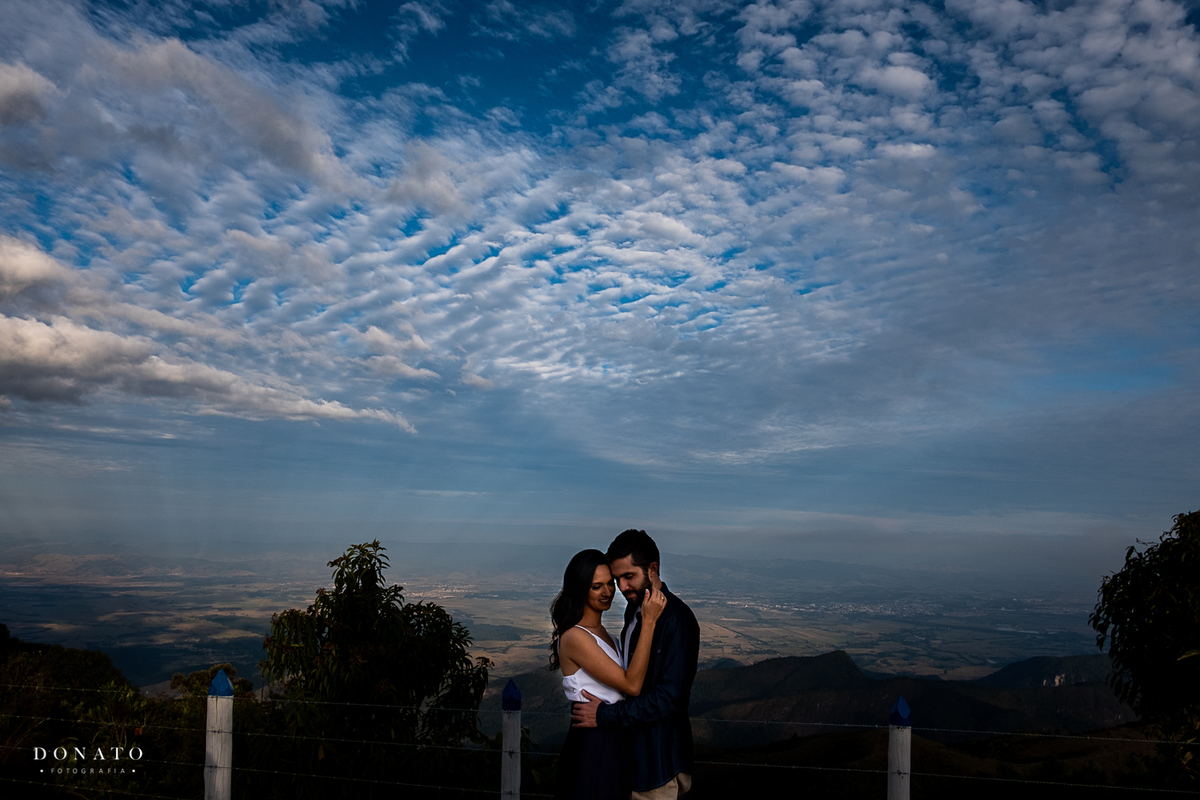 Casal em frente a visão geral da cidade de campos do jordão.