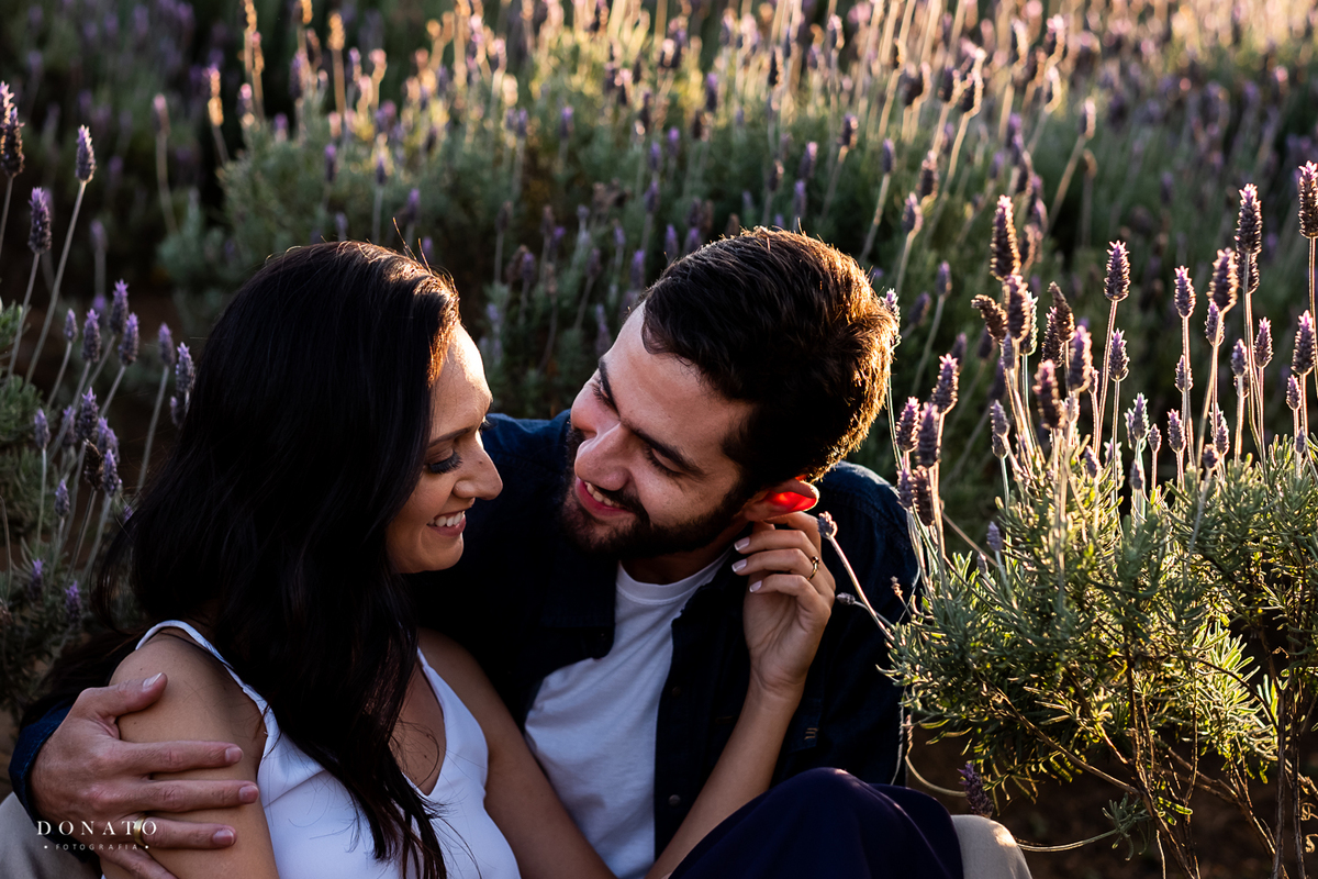 Casal fotografado na plantação de lavanda em Campos do Jordão-SP.