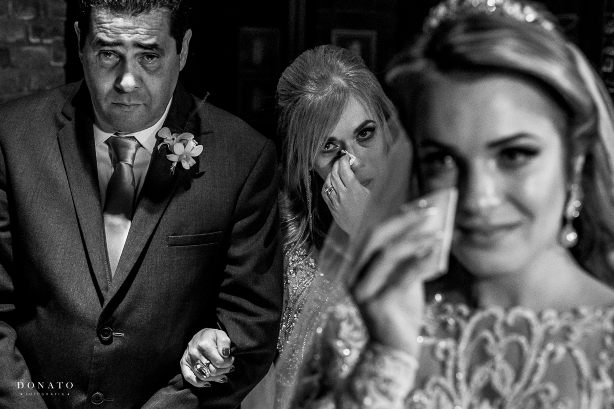 Noiva e mãe se emocionam na cerimonia do vila bisutti.