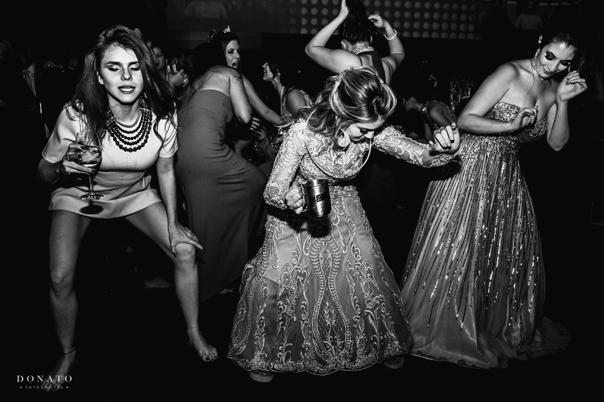 Noiva dança com amigas no vila bisutti em São Paulo.