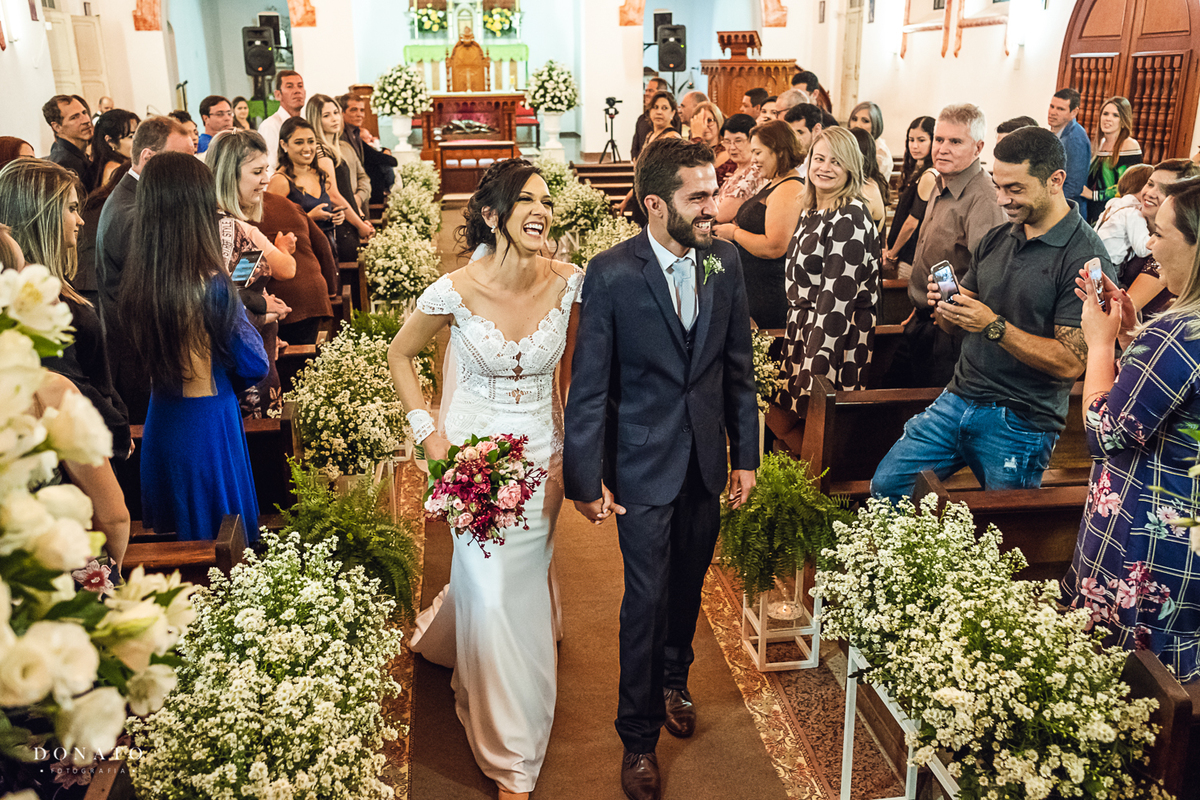 Saídas dos noivos da igreja Santa Cecilia em Cruzeiro -SP.
