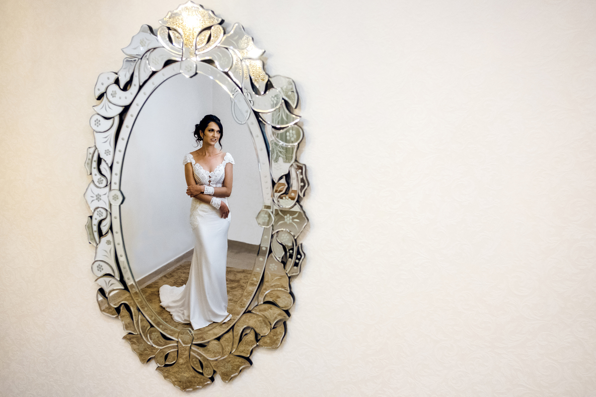 Regiane pronta refletida no espelho do making no salão Guilherme Bass de Cruzeiro-SP.