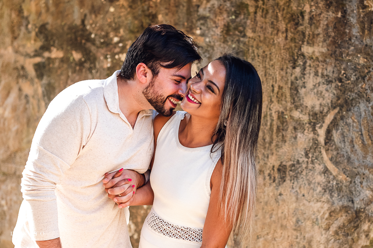 Noivos brincam e se divertem na fazenda ipanema em opero-sp.