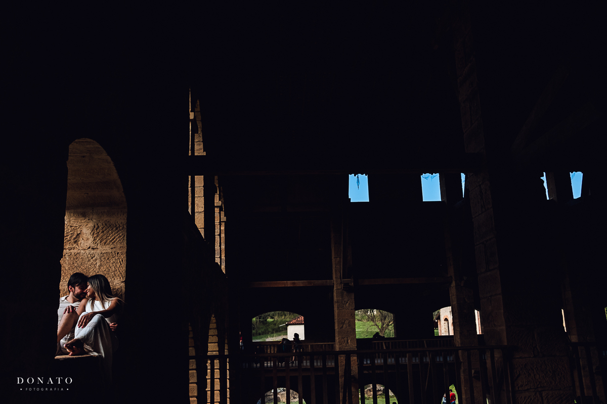 Noivos se sentam na estrutura de 1800, da fazenda Ipanema em Iperó.