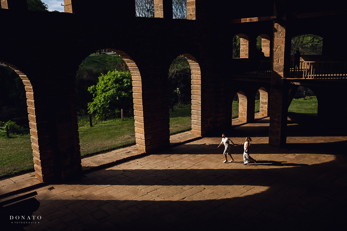 Noivos correm entre as estruturas da fazenda ipanema-sp.
