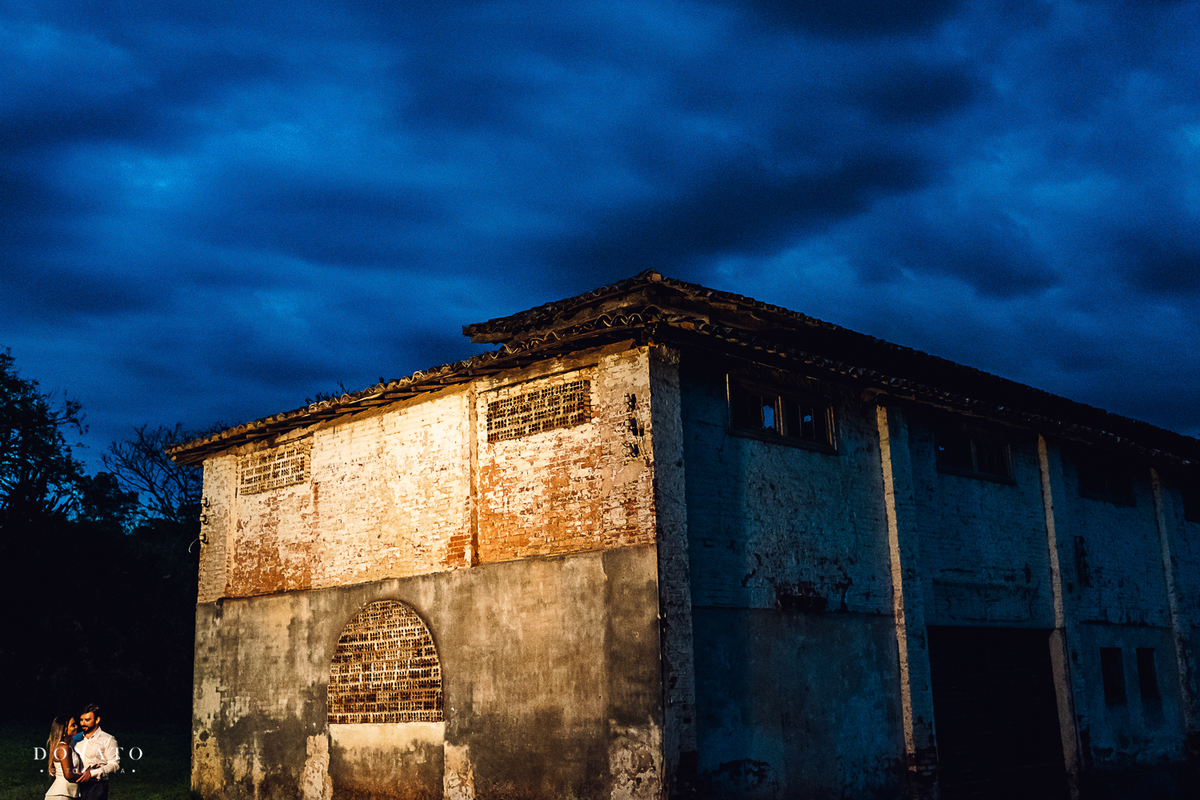 Visão geral das casas da fazenda Ipanema a noite com por do sol.