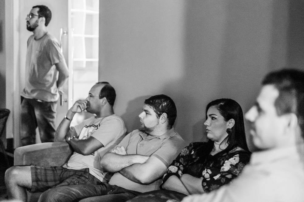 alunos olhando a apresentação do professor leandro donato.