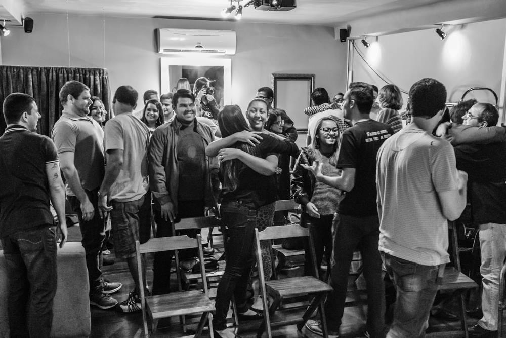 todos se abraçam na dinamica feita pelo fotografo leandro donato.
