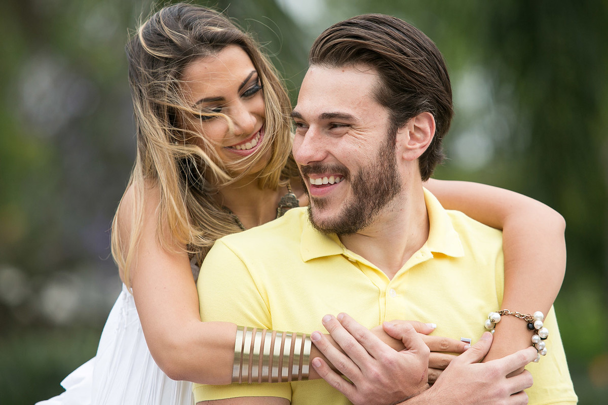 noiva-surpriende-noivo-com-abraço-surpresa-curso-fotografia-workshop-estetica-e-momento