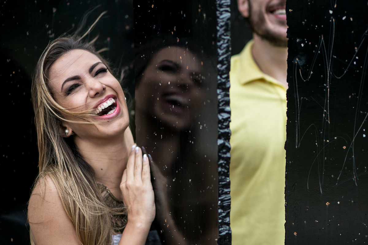 noivos-se-divertem-foto-alegre-no-monumento-ibirapuera-sp-curso-fotografia-workshop-estetica-e-momento