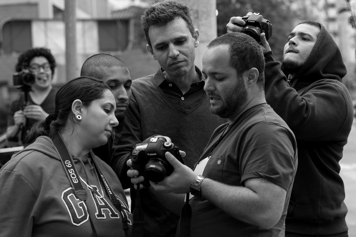 leandro-explica-a-alunos-em-foto-externa-curso-fotografia-workshop-estetica-e-momento