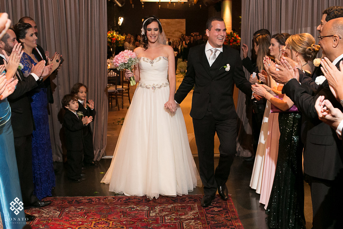 Saida dos noivos do salão villa bisutti, da pra sentr a alegria nos rostos dos noivos e o alivio de ter terminado a cerimonia religiosa.