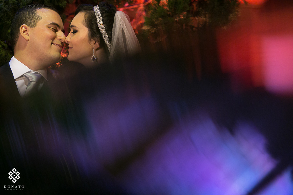 noivos namoram na porta do buffet villa bisutti, uma linda foto romântica.