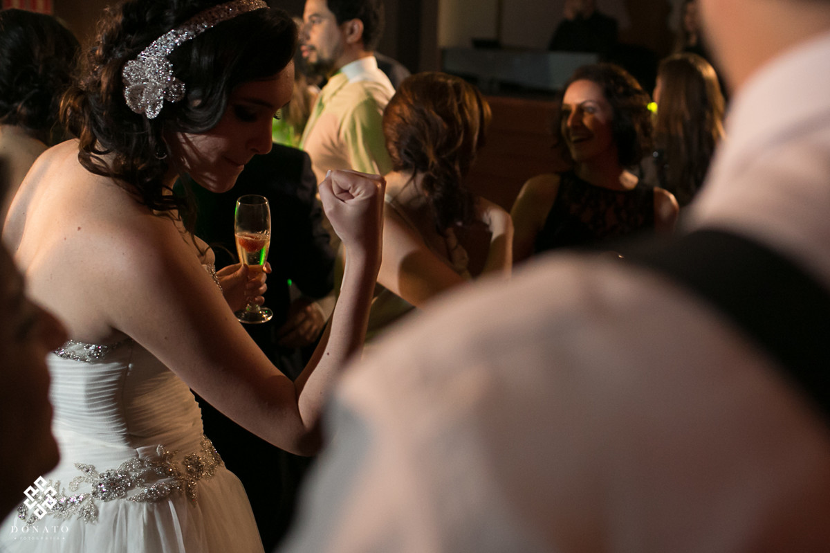 noiva dançando faz sinal de comemoração.