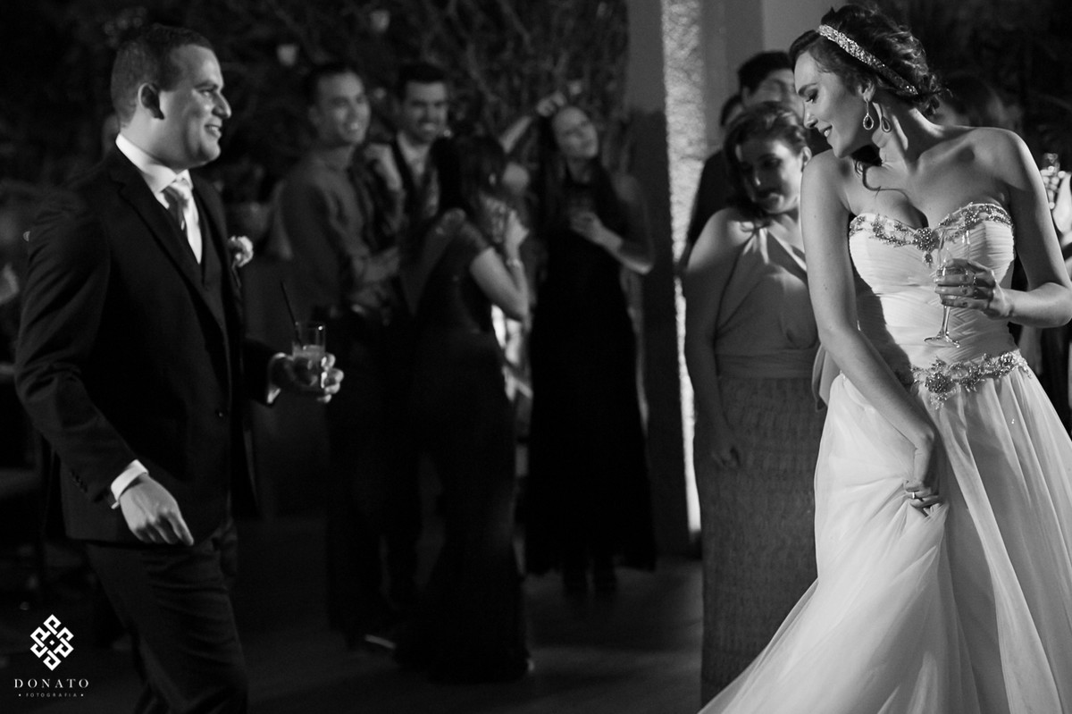 convidados dançam e se divertem ao som do Dj do Villa Bisutti sp.