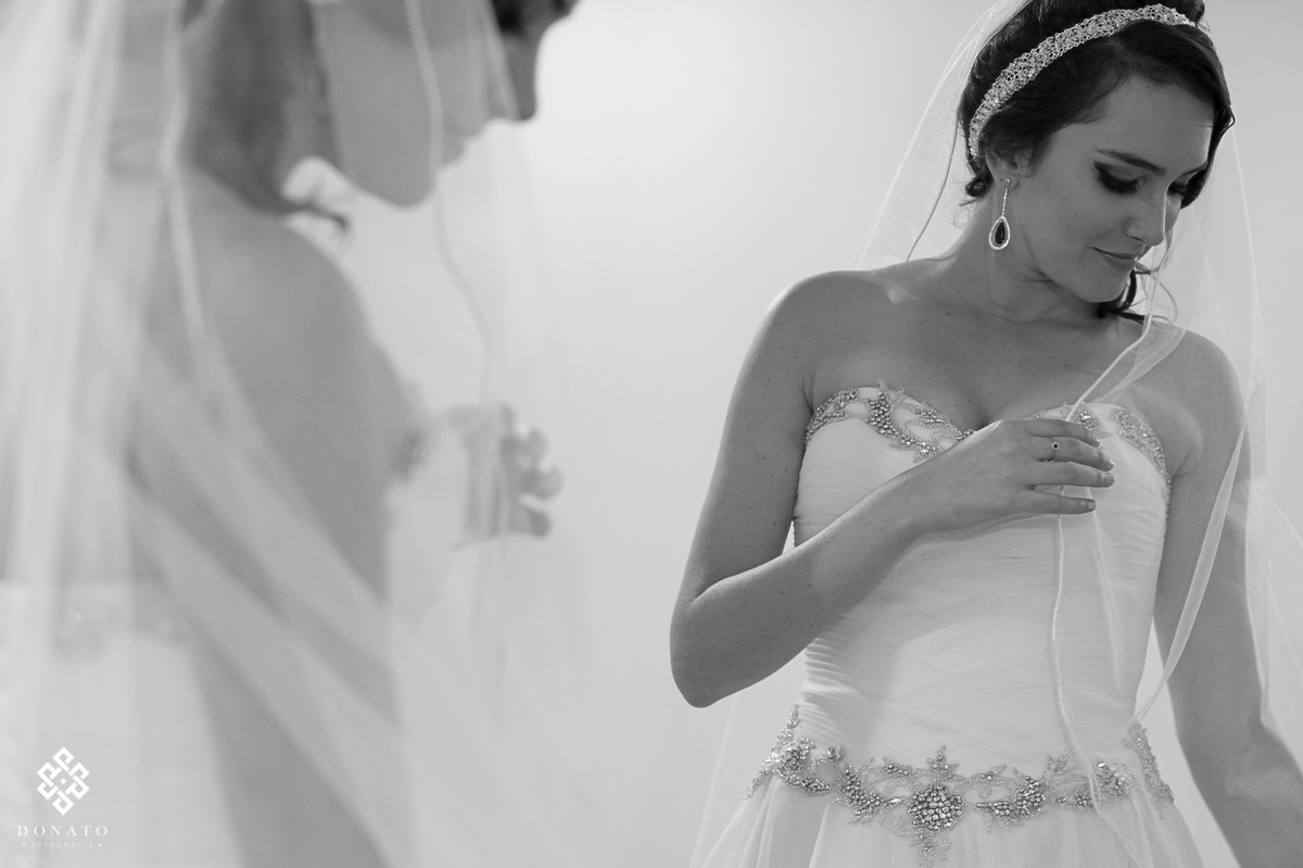 retrato da noiva arrumando o véu, no salão JJ Cabeleireiros.