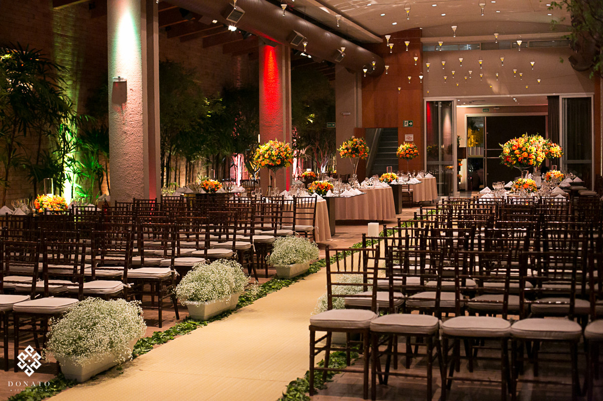 decoraçao da cerimonia, com detalhes em amarelo, no salao villa bisutti, 011 em Sao paulo.