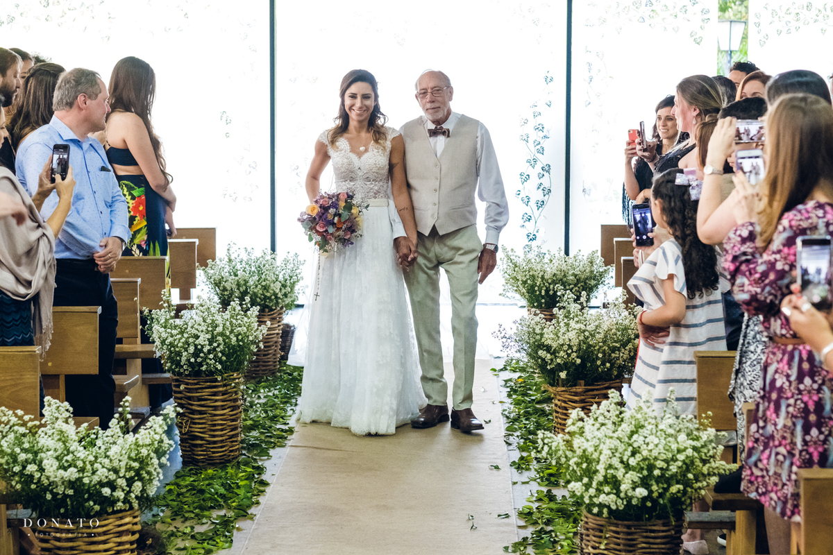 Noiva entrando pelos corredores da igreja Cruz torta em São Paulo.