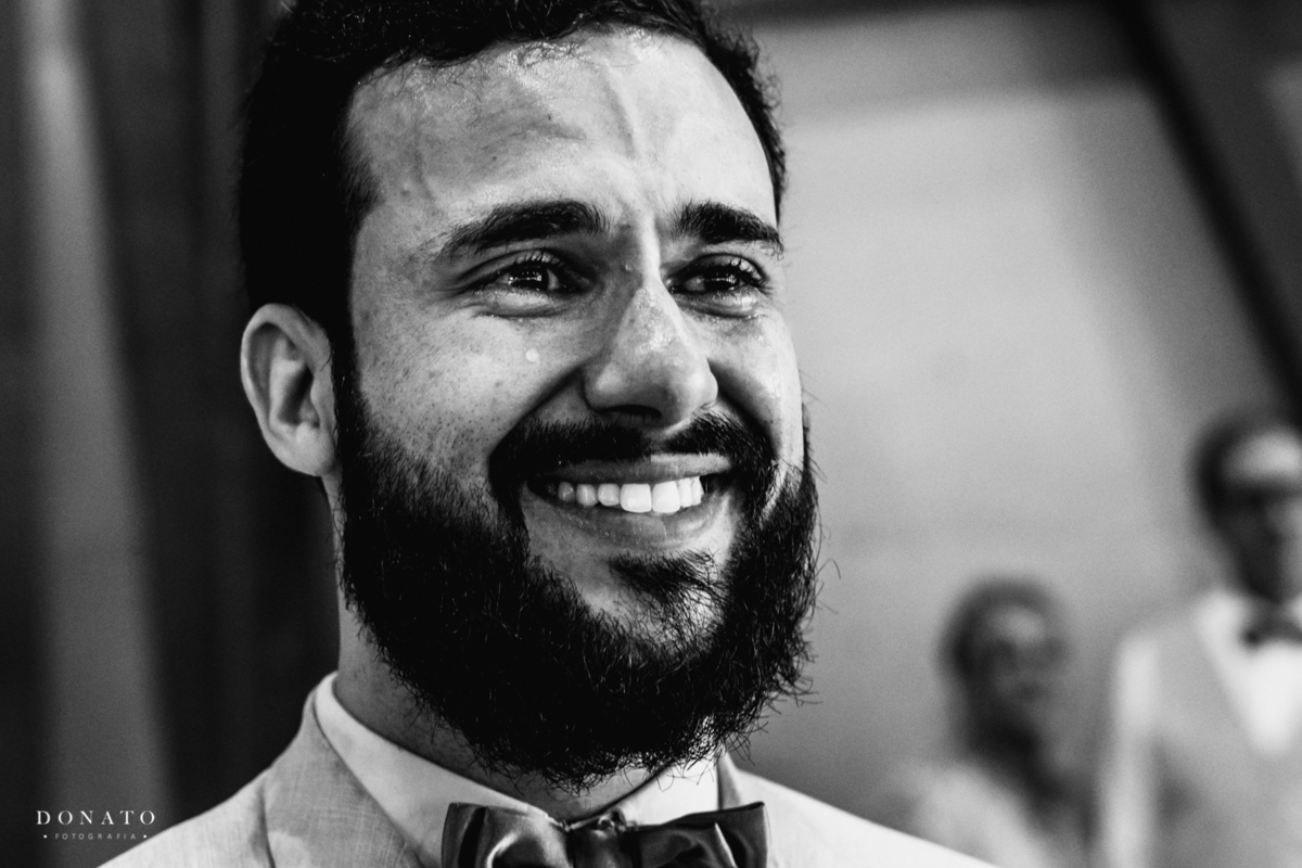 Noivo chora ao ver a entrada da noiva na igreja Cruz Torta em SP.