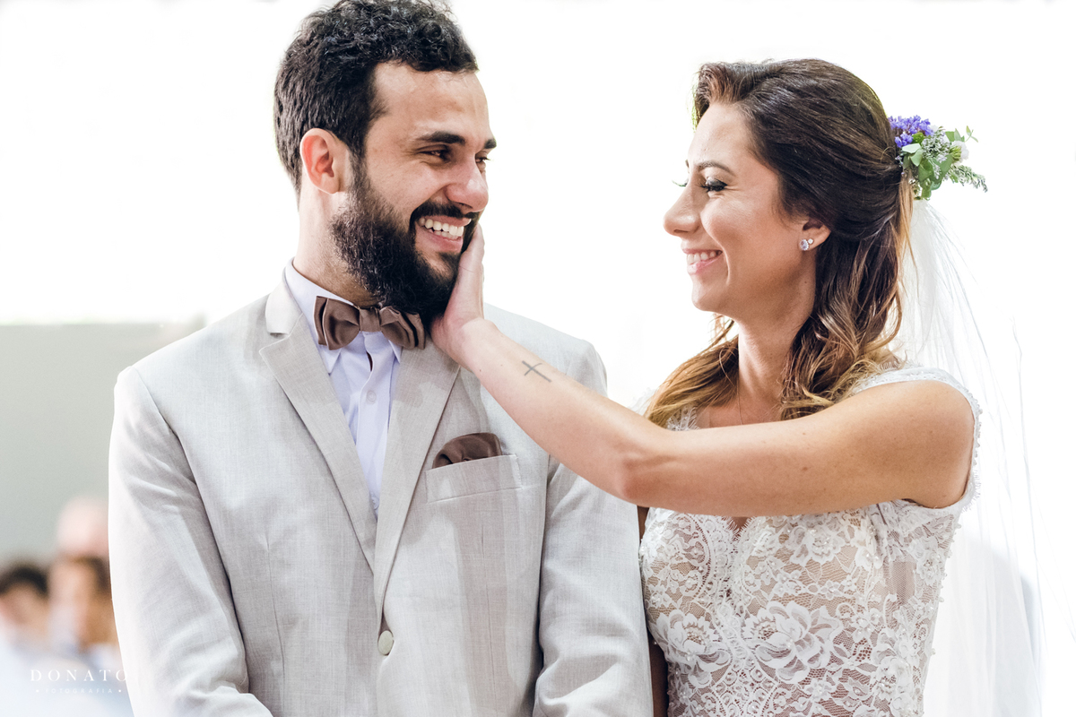 Noiva faz carinho no casamento de dia realizado na igreja Cruz Torta SP