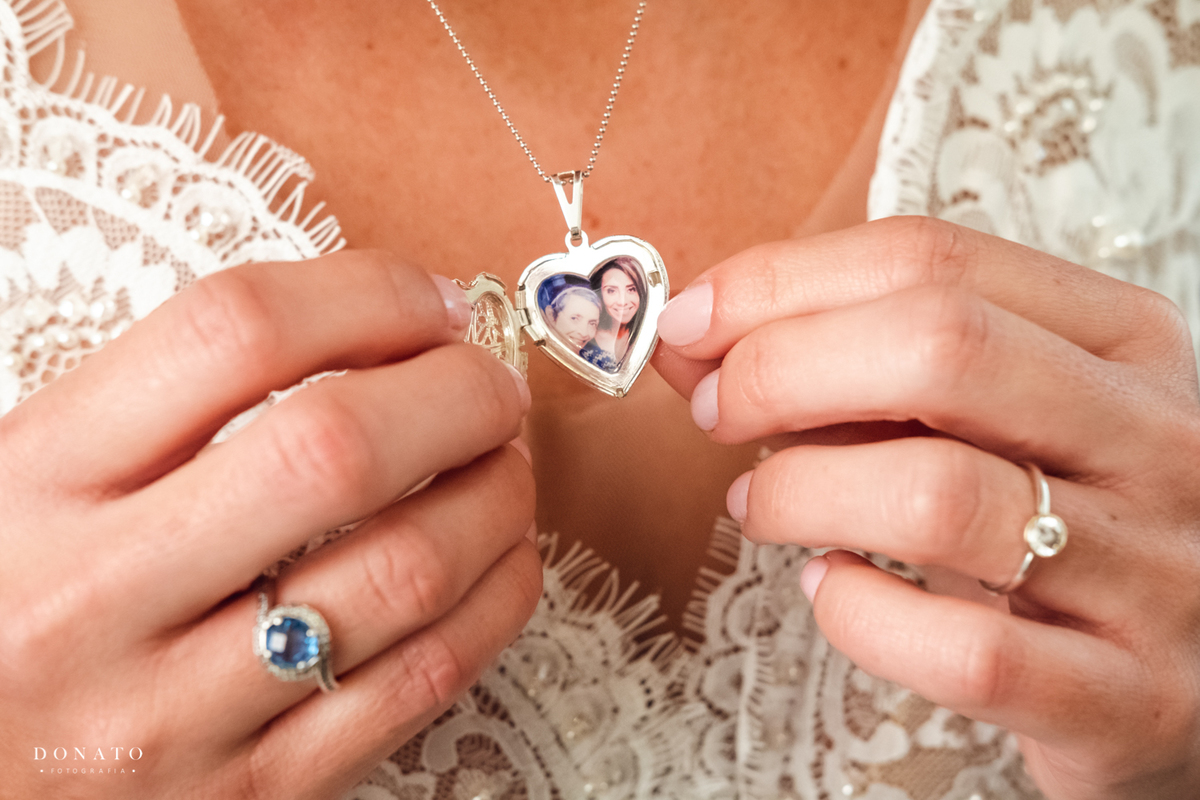 Detalhe do relicario no colar da noiva com foto da mae.