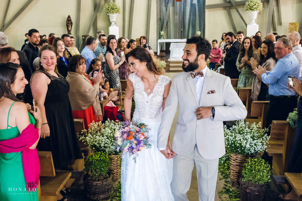 Noivos saem felizes após cerimonia na igreja Cruz torta em Pinheiros-SP.