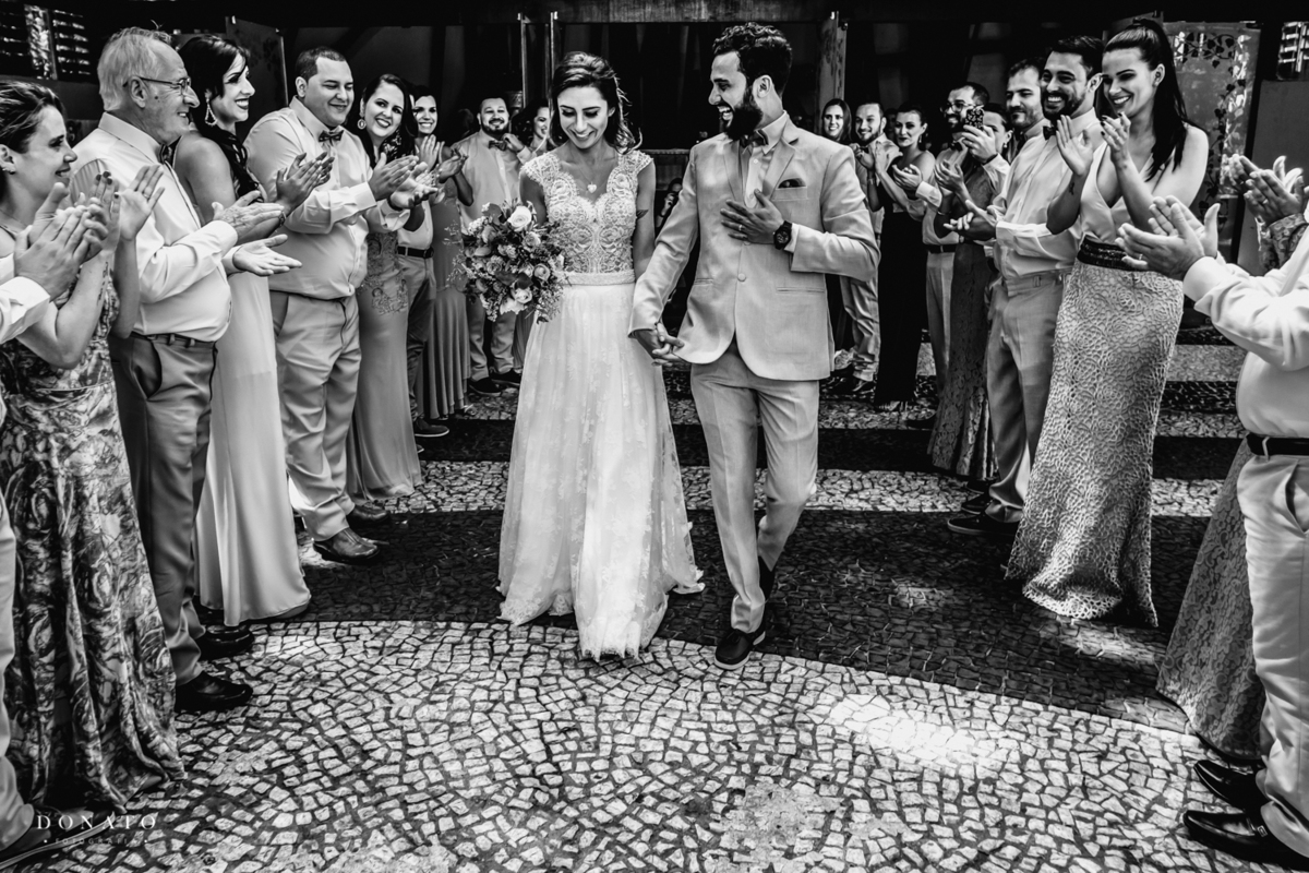 Noivos com padrinhos na parte externa da igreja cruz torta-SP