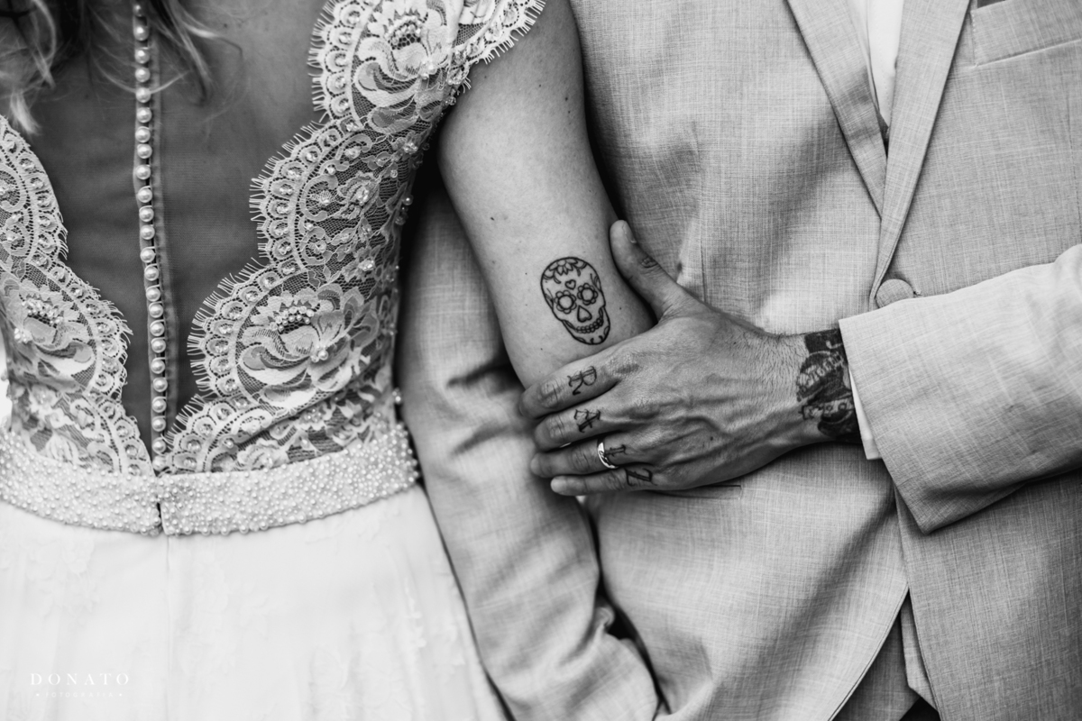 Detalhe da tatuagem da noiva no braço.