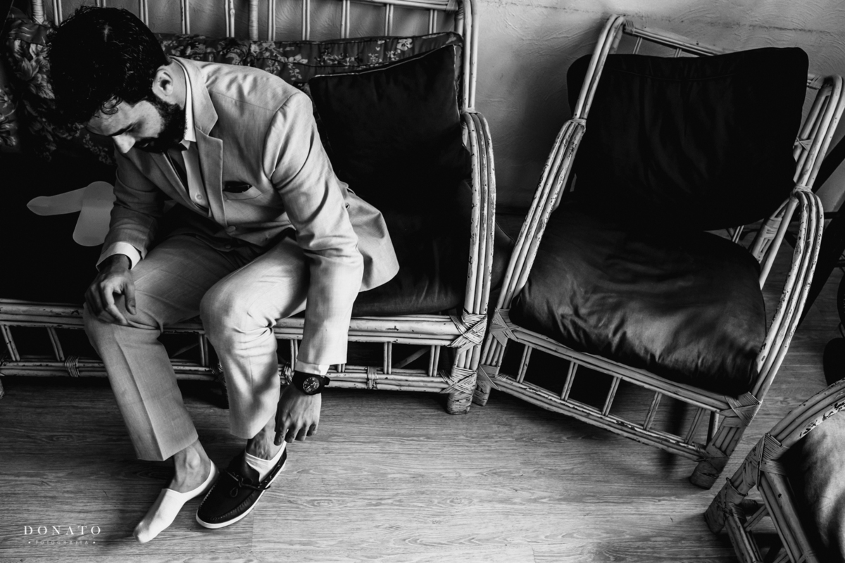 Noivo se arrumando no seu making.