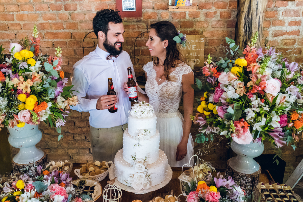Mesa do bolo com brinde dos noivos, decorada pela Rose Eventos.