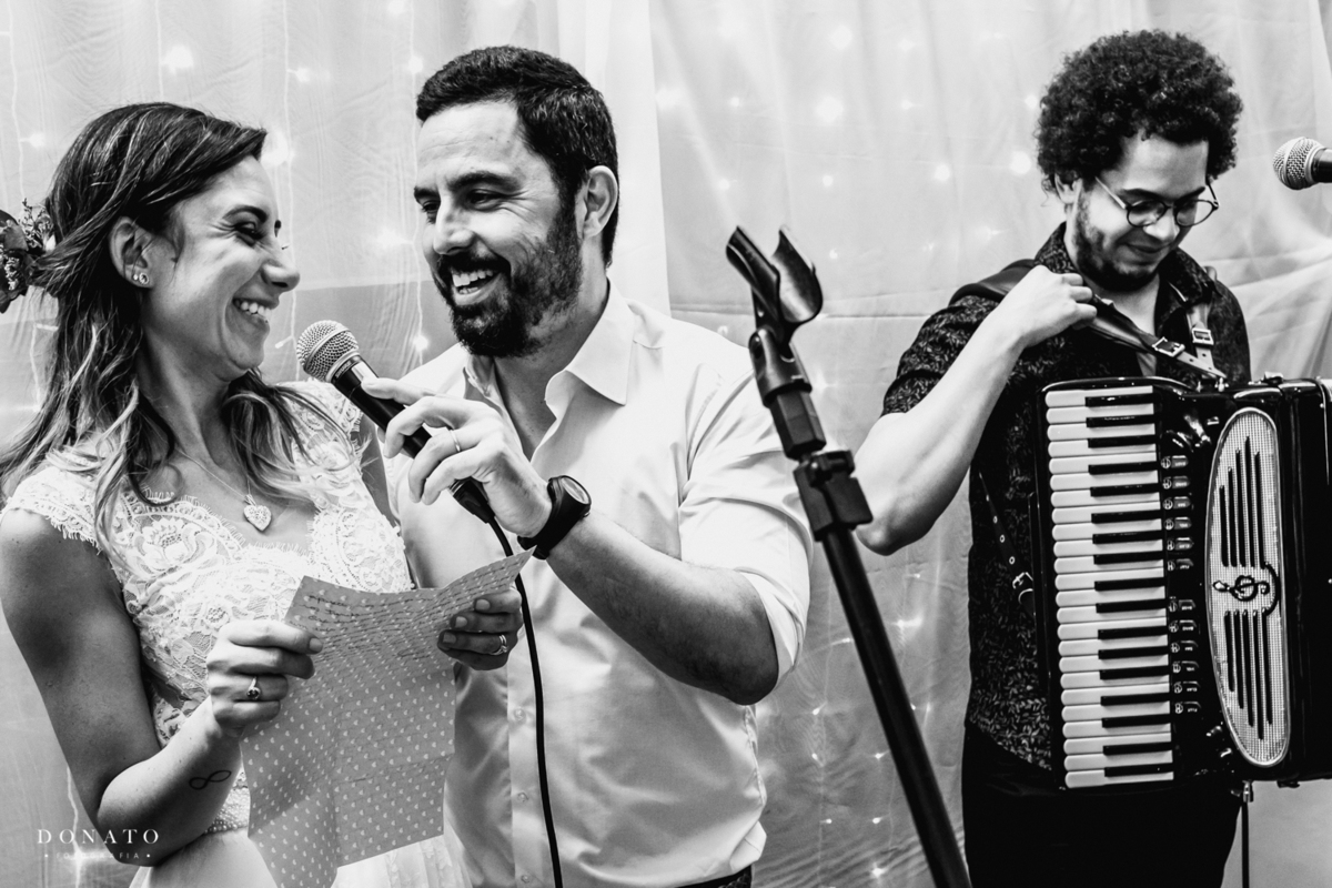 Noiva da risada com a carta que ela esta lendo para o noivo na hora da festa realizada no Canto da Ema- SP.