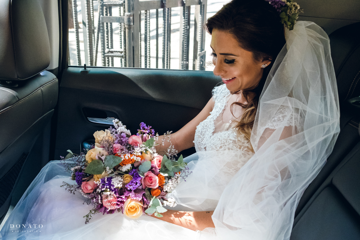 Noiva no carro pronta para casar na porta da igreja Cruz torta sp