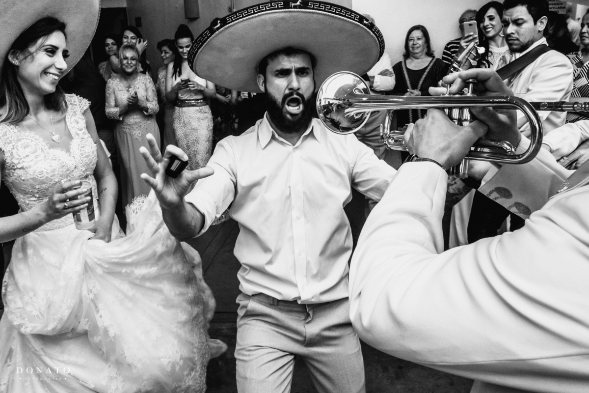Noivo se diverte com os Mariachis no Canto da Ema.