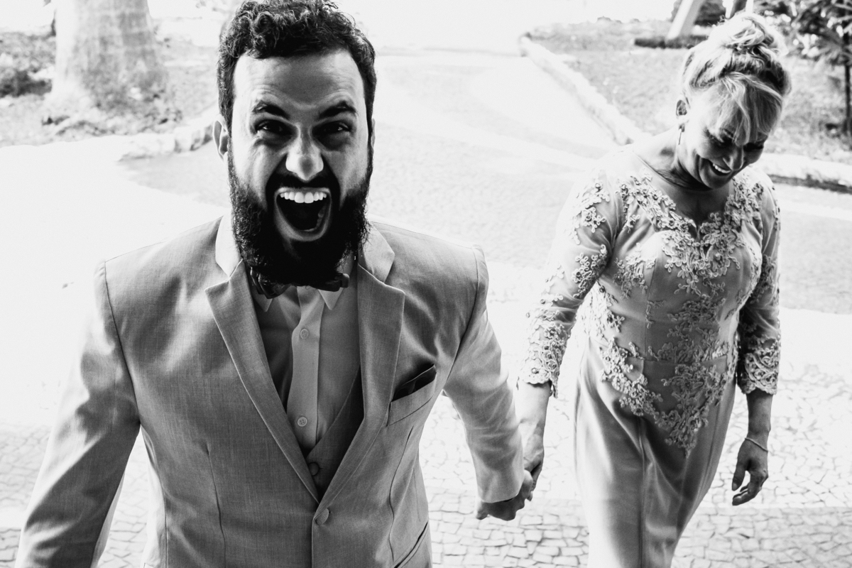 Noivo e sua mae entrando contentes no casamento.