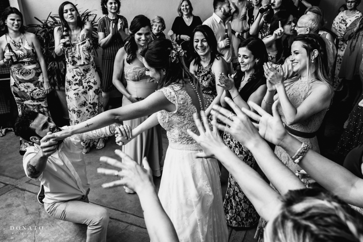 Noivos dançam ao som dos Mariachis no Canto da Ema.