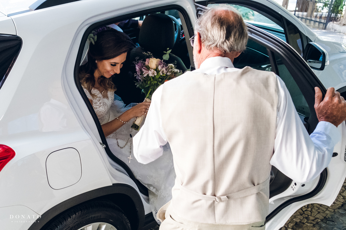 Noiva saindo do carro na porta da igreja Cruz torta em SP.